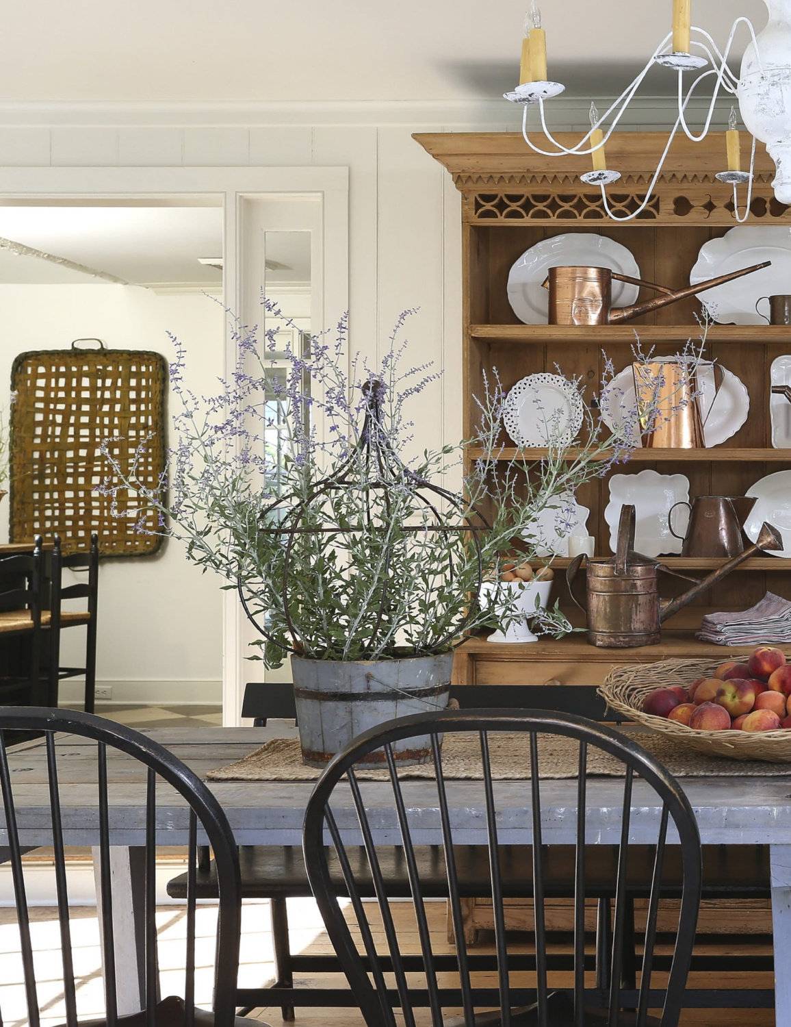 Nora Murphy Country House (Vendome, 2018). #countrydiningroom #americancountry #americanfarmhouse