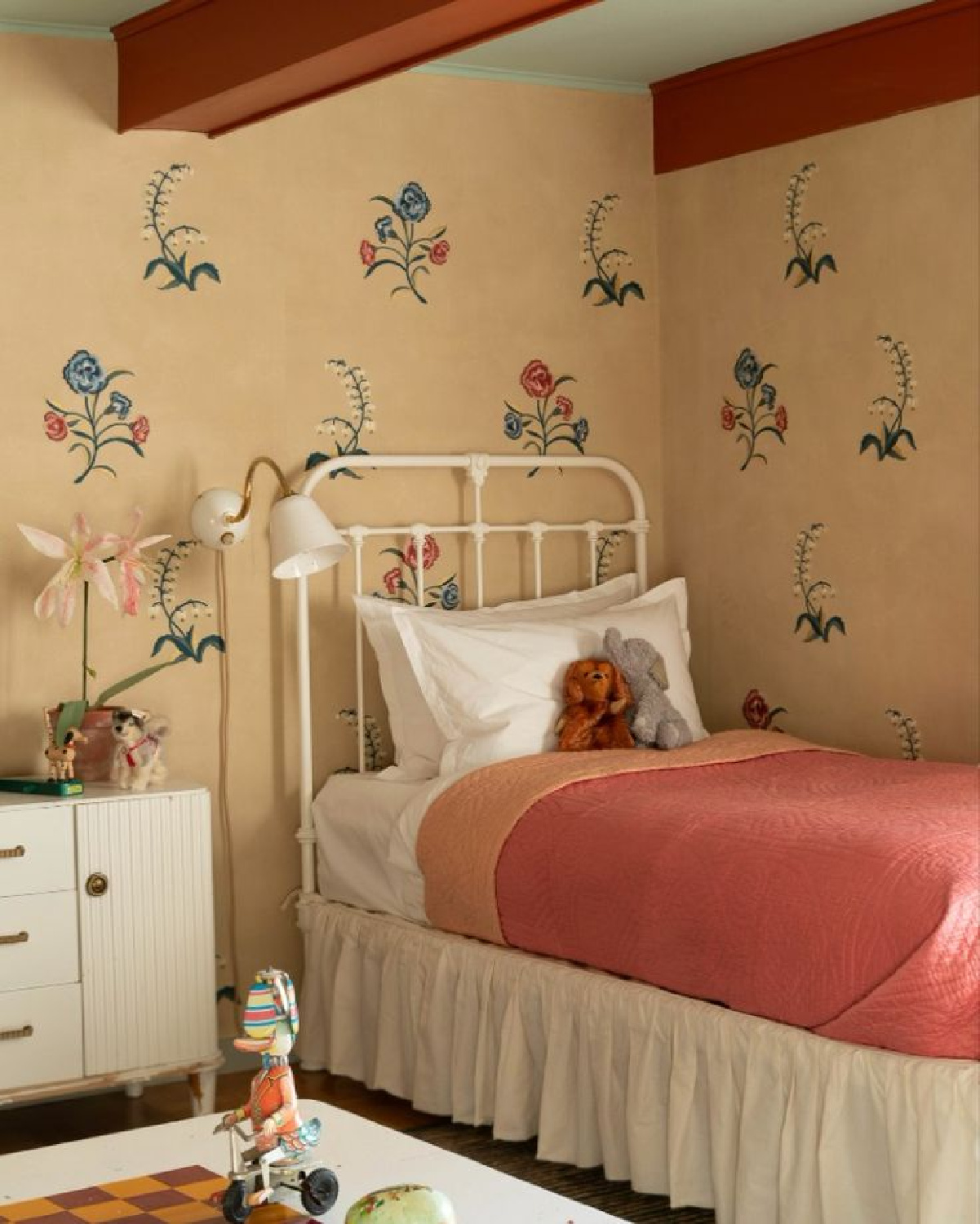 De Gournay large scale floral hand-embroidered wallcovering in children's room - Beata Heuman; photo: de Gournay. #swedishfarmhouse