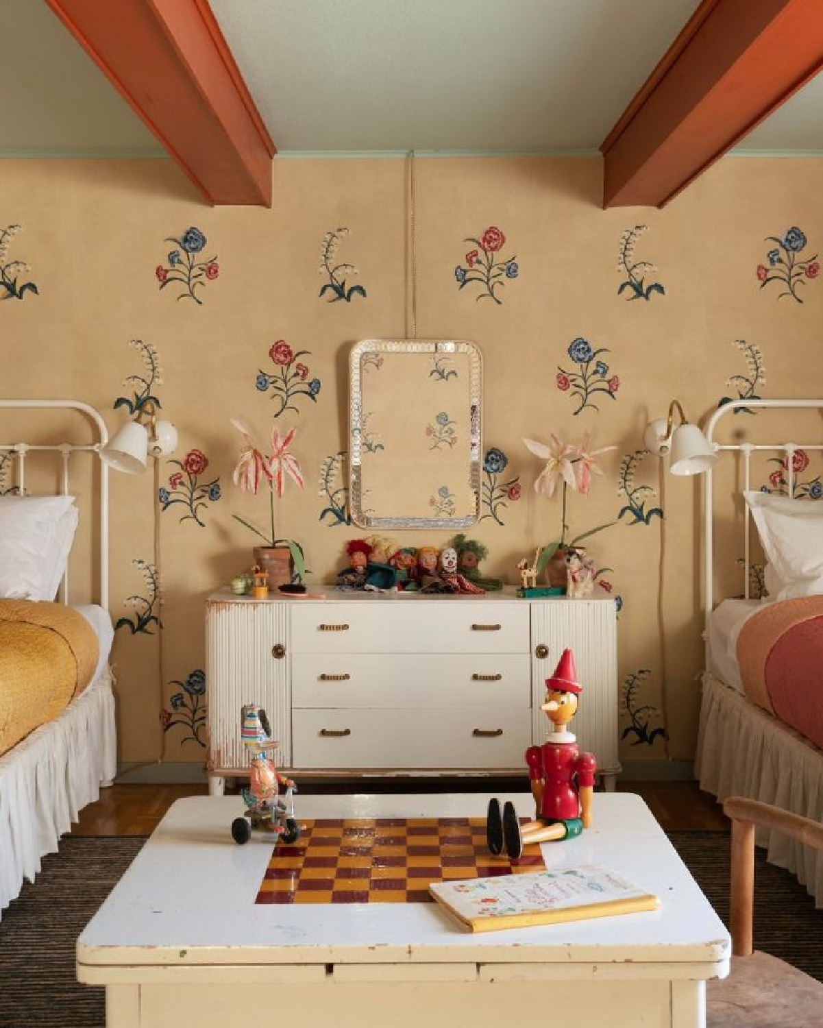De Gournay large scale floral hand-embroidered wallcovering in children's room - Beata Heuman; photo: de Gournay. #swedishfarmhouse