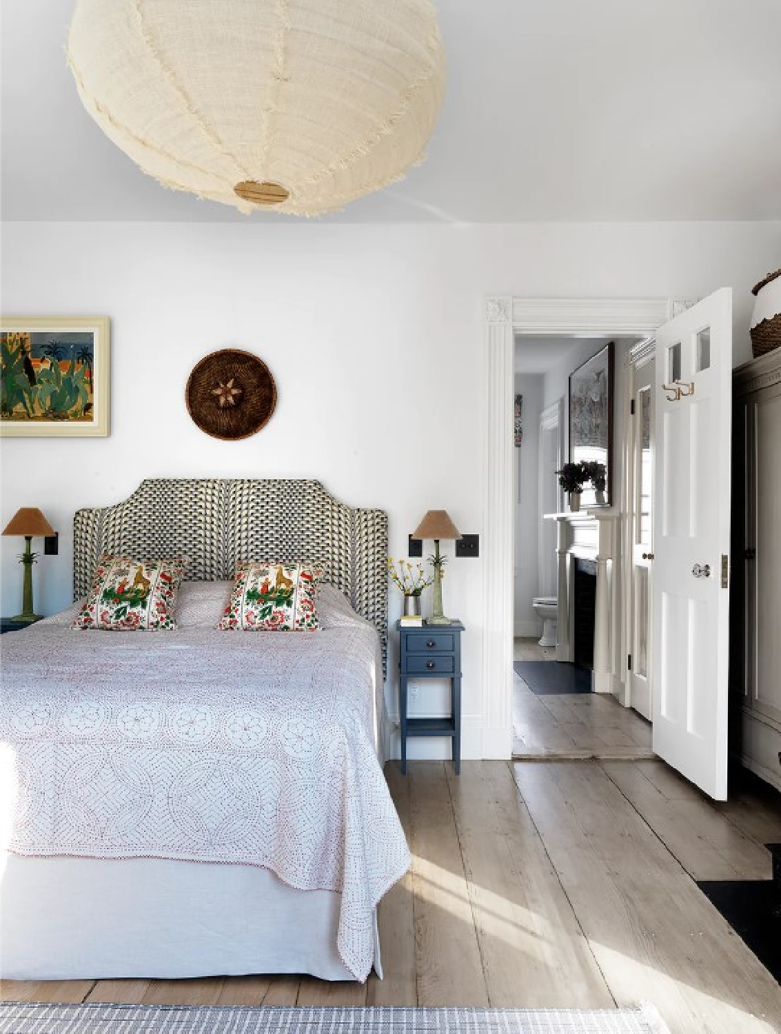 Serene and charming bedroom by Beata Heuman; photo: Simon Brown.