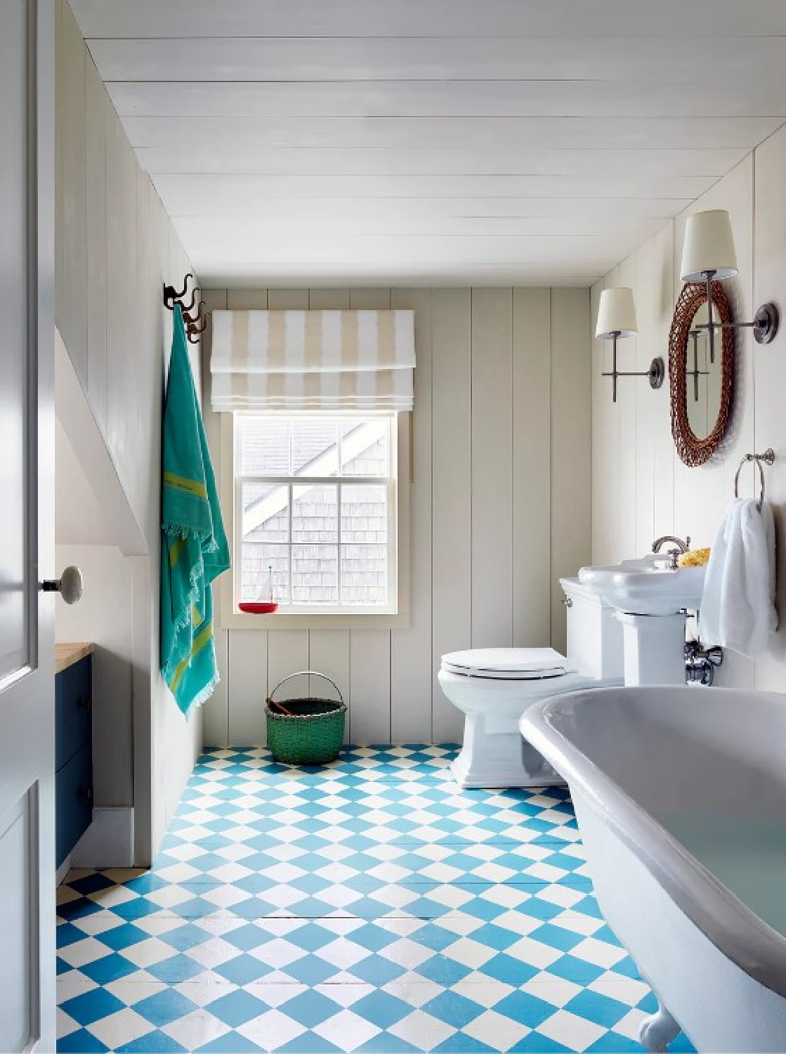 Beautiful bathroom - Simon Brown photo and Beata Human interior design. #beataheuman #swedishfarmhouse