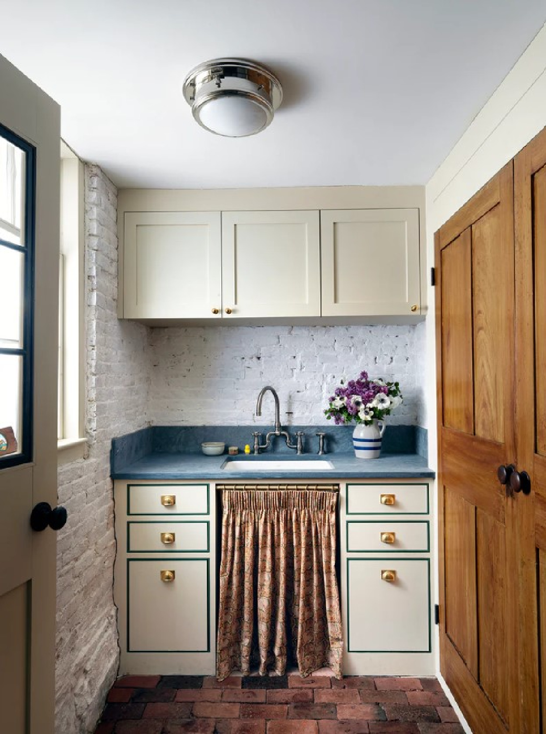 Sweet skirted sink in a design by Beata Heuman; photo: Simon Brown.