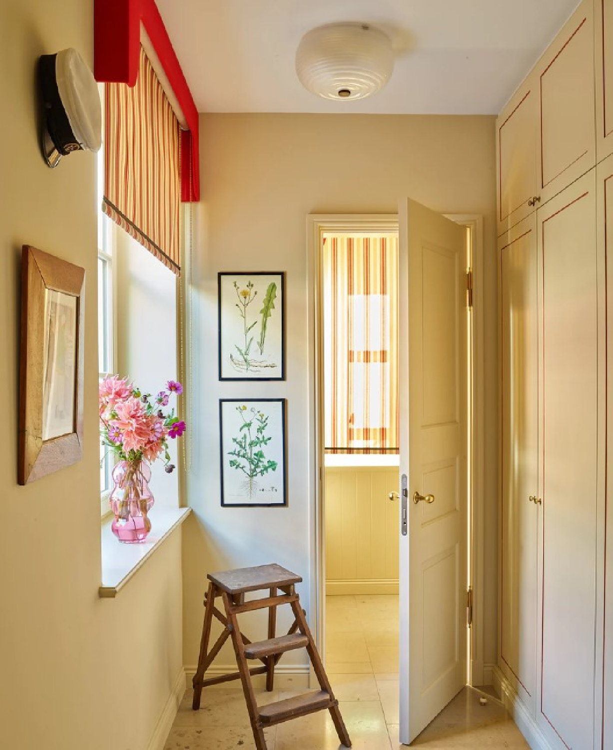 Cheery and sunny hall with window - Beata Heuman - photo by Robert Reiger.