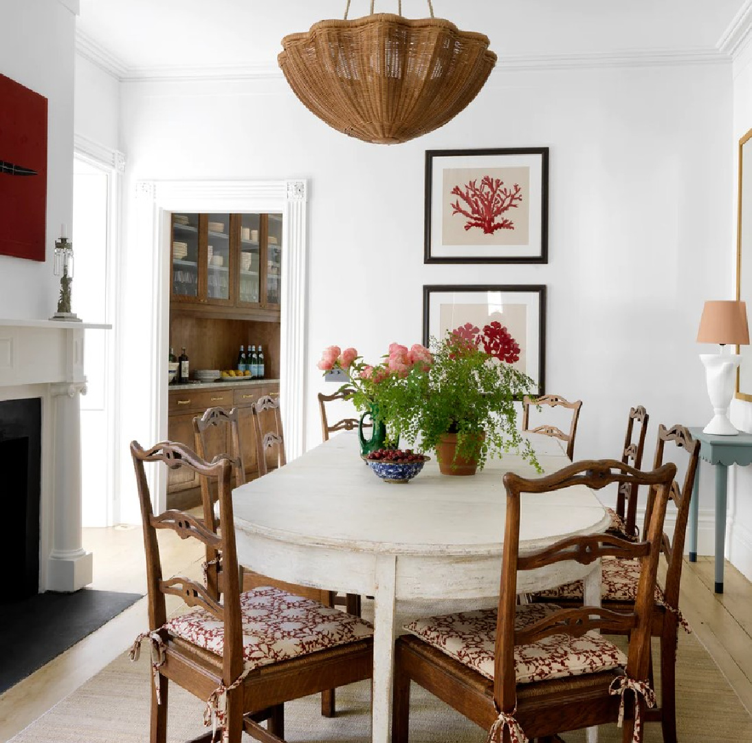 Charming dining room by Beata Heuman - photo by Simon Brown.