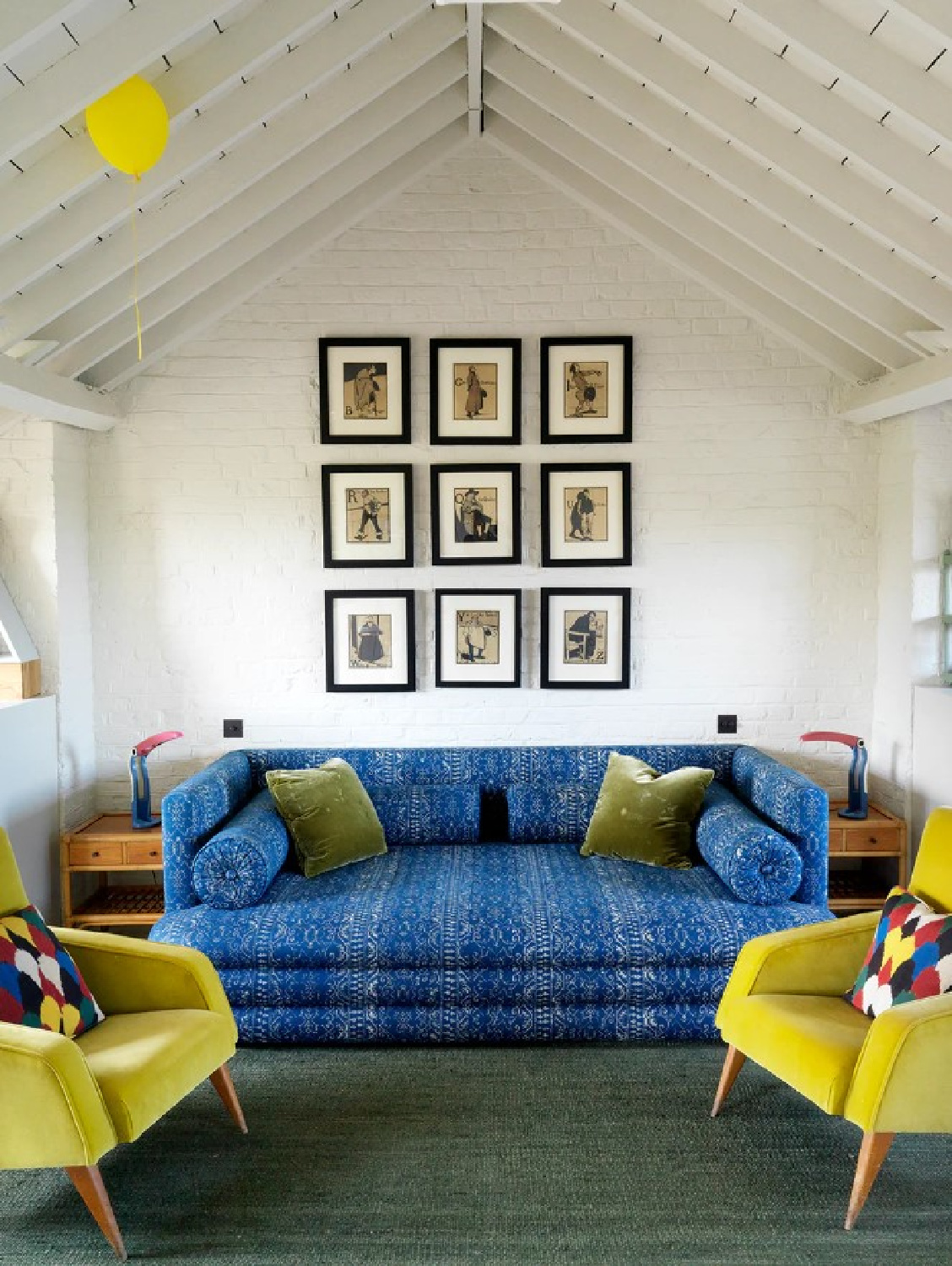 Sofá azul brilhante e cadeiras amarelas em um espaço de Beata Heuman - foto de Simon Brown.