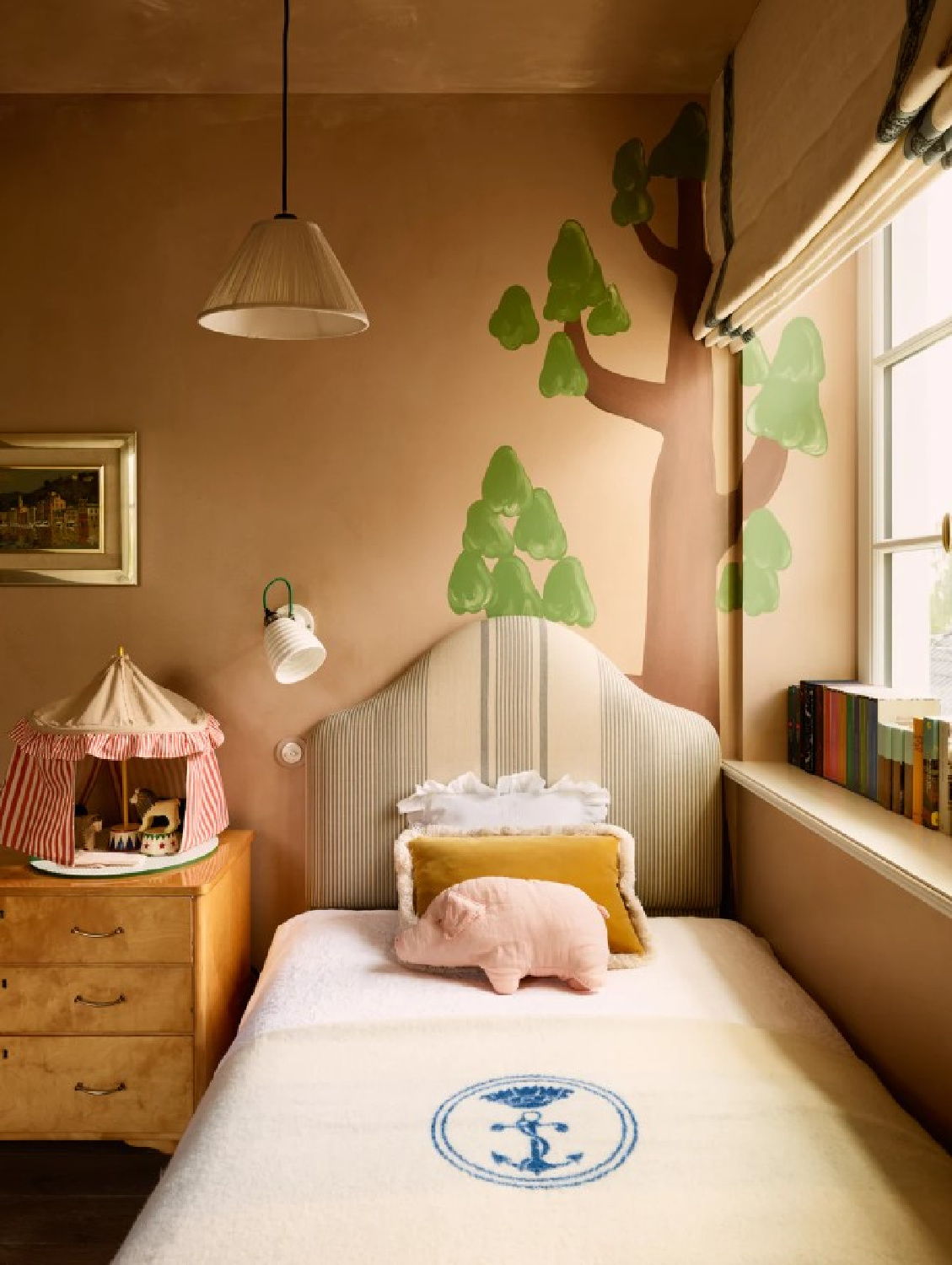Lindo quarto infantil com mural de parede - foto de Robert Reiger e design de interiores Beata Human.  #beataheuman #swedishfarmhouse #farrowandballsettingplaster