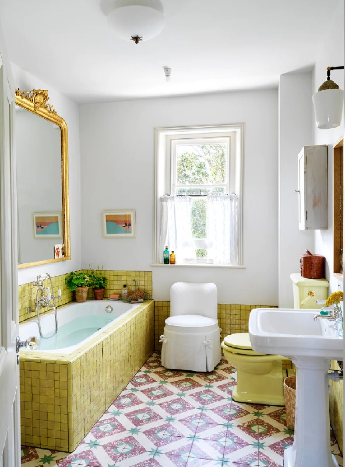 Lindo banheiro - foto de Simon Brown e design de interiores Beata Human.  #beataheuman #swedishfarmhouse