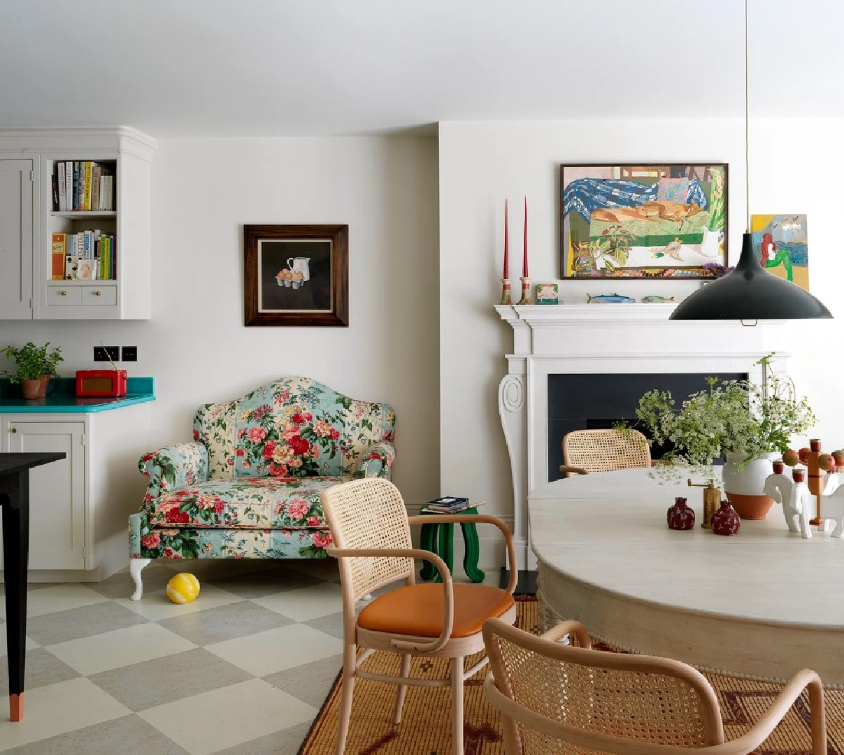 Lovely interior by Beata Heuman with floral settee - photo: Simon Brown.
