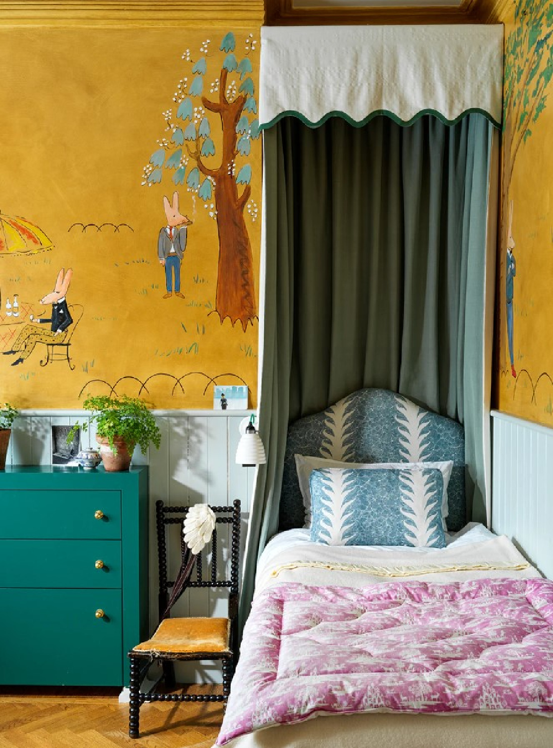 Beautiful child's bedroom with mural inspired by Ludwig Bemelmans - Simon Brown photo and Beata Heuman interior design. #beataheuman #swedishfarmhouse