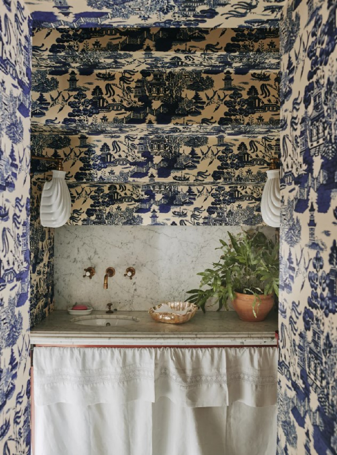 Willow Ink wallpaper in a bathroom is sugar bowl inspired - Simon Brown photo and Beata Heuman interior design. #beataheuman #swedishfarmhouse