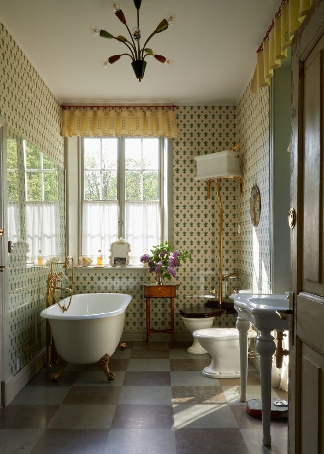 Beautiful bathroom - Simon Brown photo and Beata Heuman interior design. #beataheuman #swedishfarmhouse