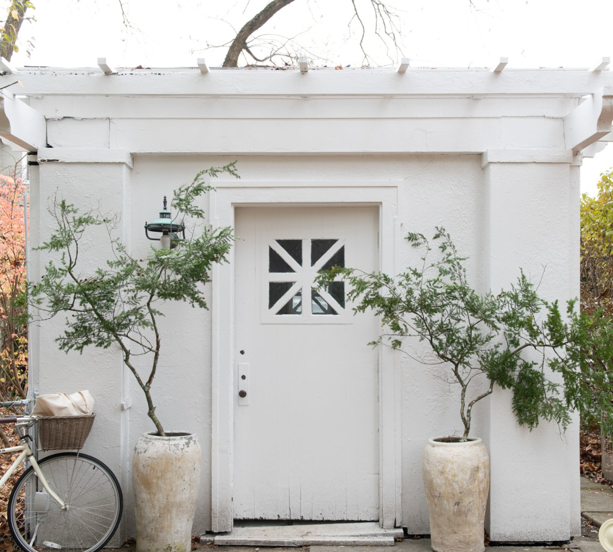 Behr Cameo White paint color inside and out of Leanne Ford's backyard yoga studio. #cameowhite #leanneford