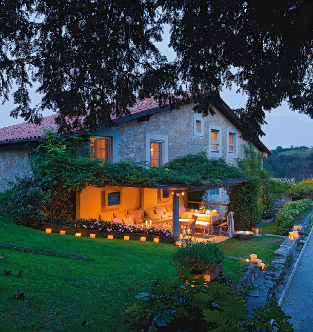 Charming old rustic cottage in Spain, with French country decor, light green, pink, and holiday decorations - El Mueble magazine. #frenchcountrychristmas #pinkchristmas #countryfrenchdecor #pinkandgreen