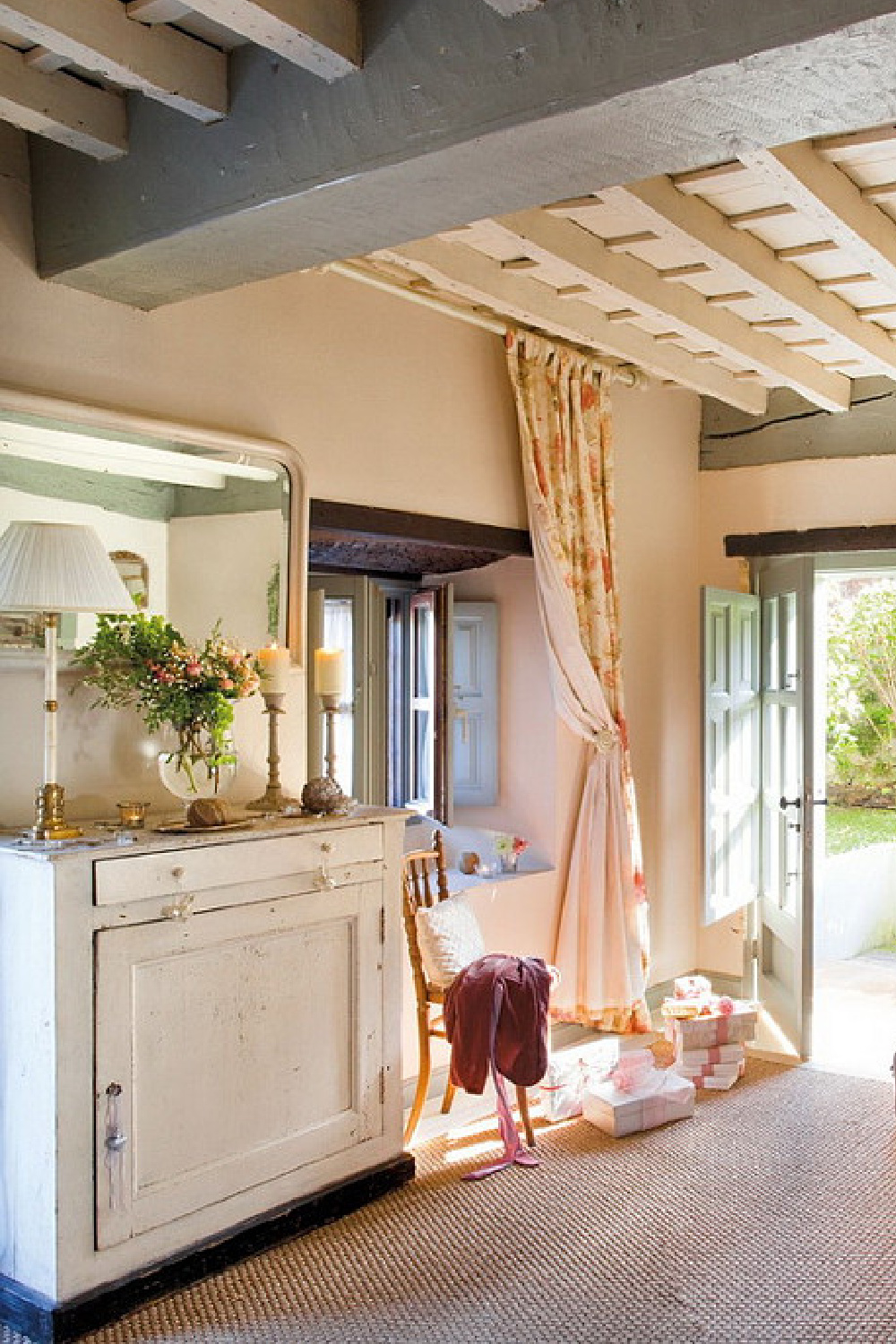 Charming old rustic cottage in Spain, with French country decor, light green, pink, and holiday decorations - El Mueble magazine. #frenchcountrychristmas #pinkchristmas #countryfrenchdecor #pinkandgreen