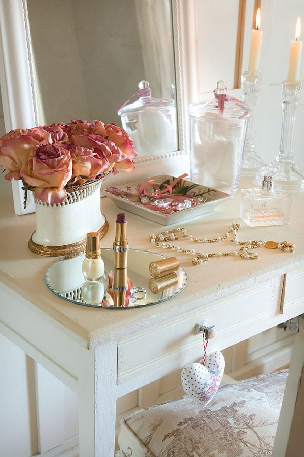 Vanity table in charming cottage in Spain, with French country decor, light green, pink, and holiday decorations - El Mueble magazine.