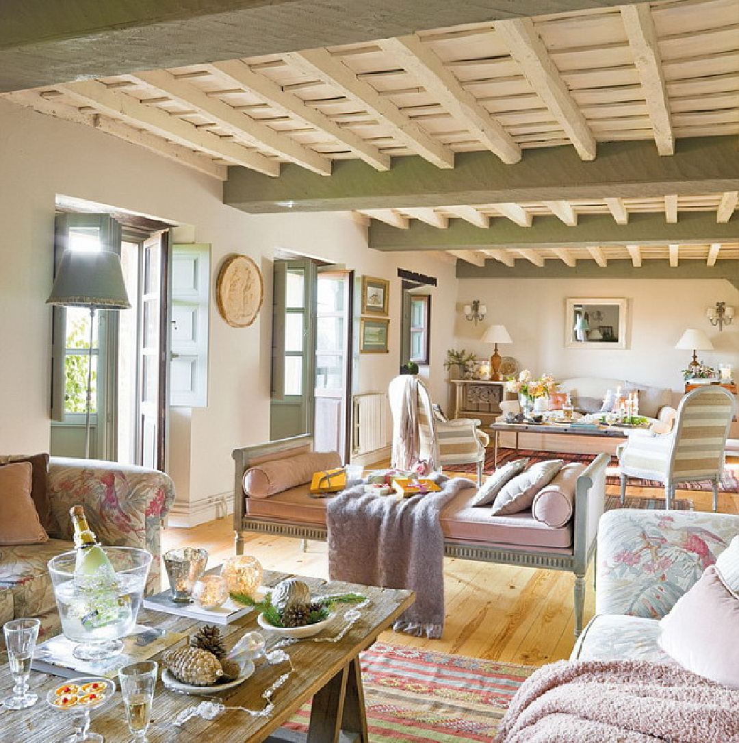 Beautiful Spanish cottage with country French color (pink and green), rustic beams, and holiday decorations - El Mueble magazine.