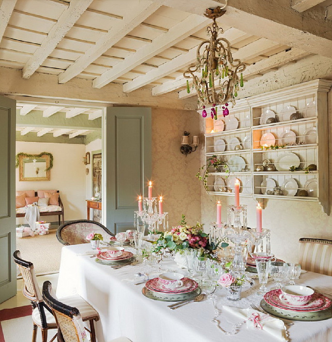 Charming cottage dining room in Spain, with French country decor, light green, pink, and holiday decorations - El Mueble magazine. #frenchcountrychristmas #pinkchristmas #countryfrenchdecor #rusticcottages