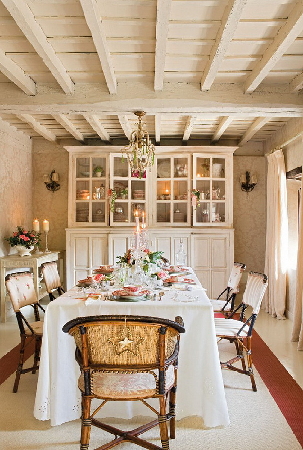 Charming rustic dining room in Spain, with French country decor, light green, pink, and holiday decorations - El Mueble magazine. #frenchcountrychristmas #pinkchristmas #countryfrenchdecor #rusticdiningroom