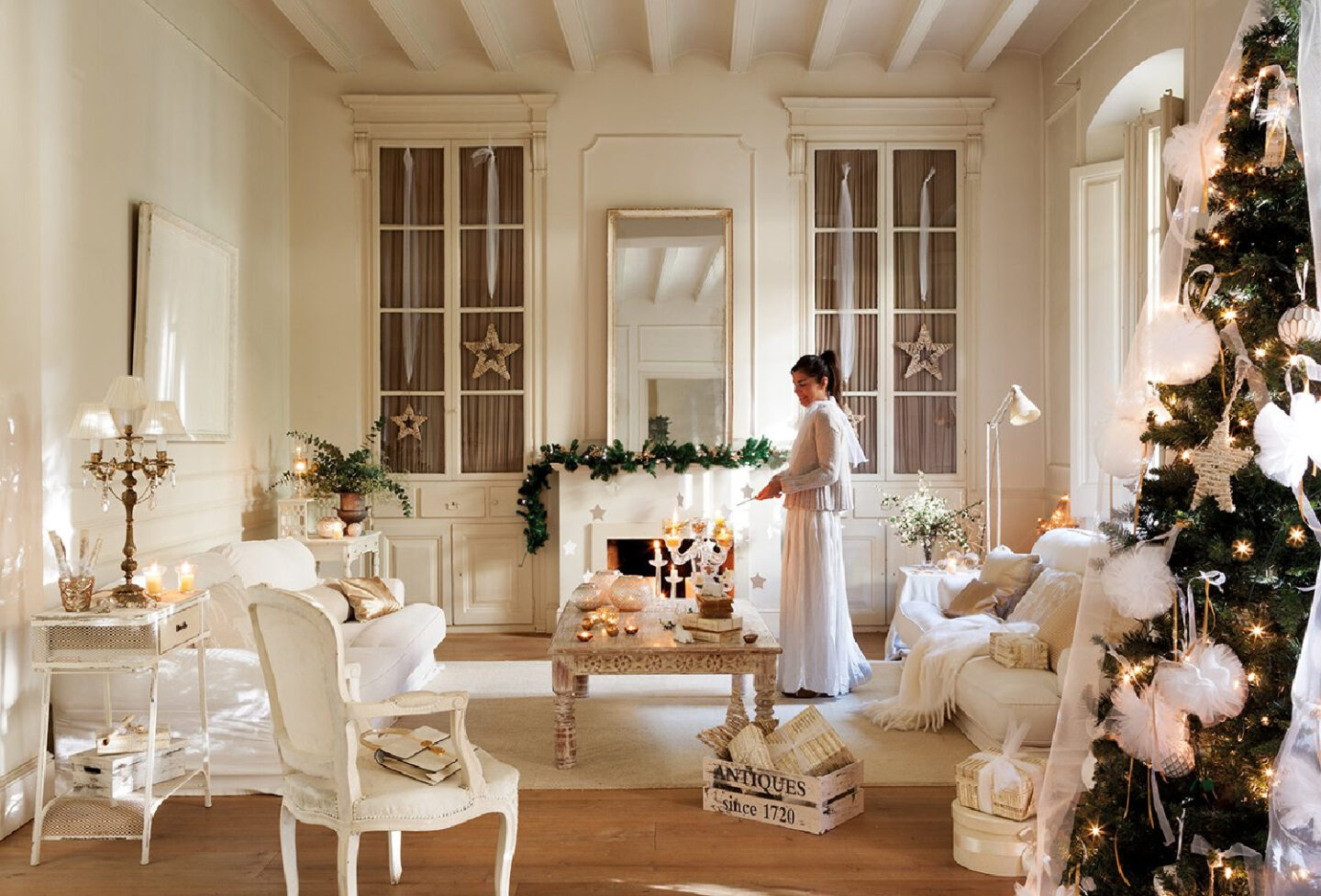 White French country Christmas decor in a Maresme Spain cottage - El Mueble magazine. #frenchcountrychristmas #whitechristmasdecor #nordicchristmas #europeancountry