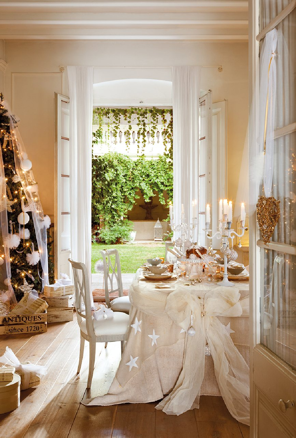 Decoração branca de Natal francesa em uma casa de campo em Maresme, Espanha - revista El Mueble.  #natalfrancês #decoraçãodenatalbranco #natalnórdico #paíseuropeu