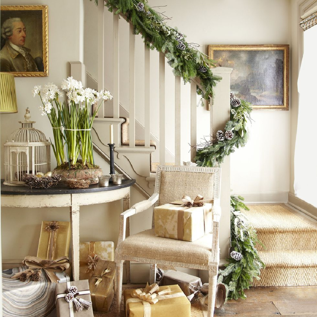 Elegant understated holiday decorated entry and staircase in Veranda (Max Kim-Bee). #holidaygarland