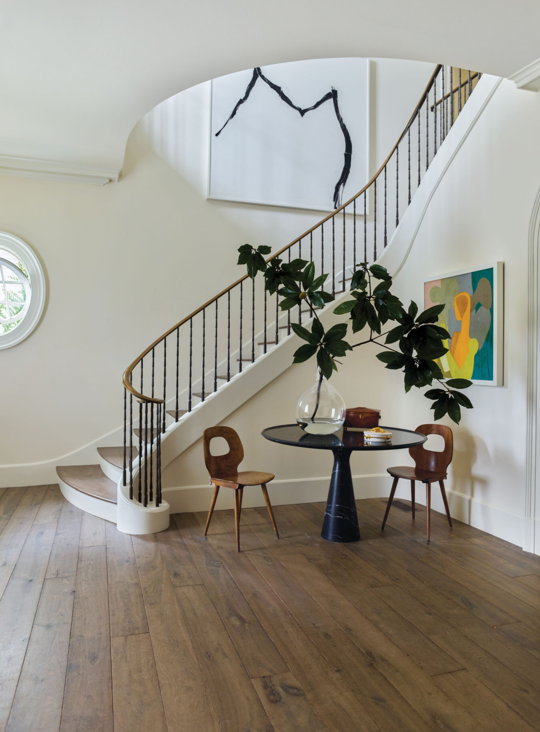 Sculptural staircase in a lovely new home with traditional architecture - Stanley Dixon & Carolyn Malone. Photo: Eric Piasecki. #regencystyle #architecturaldesign