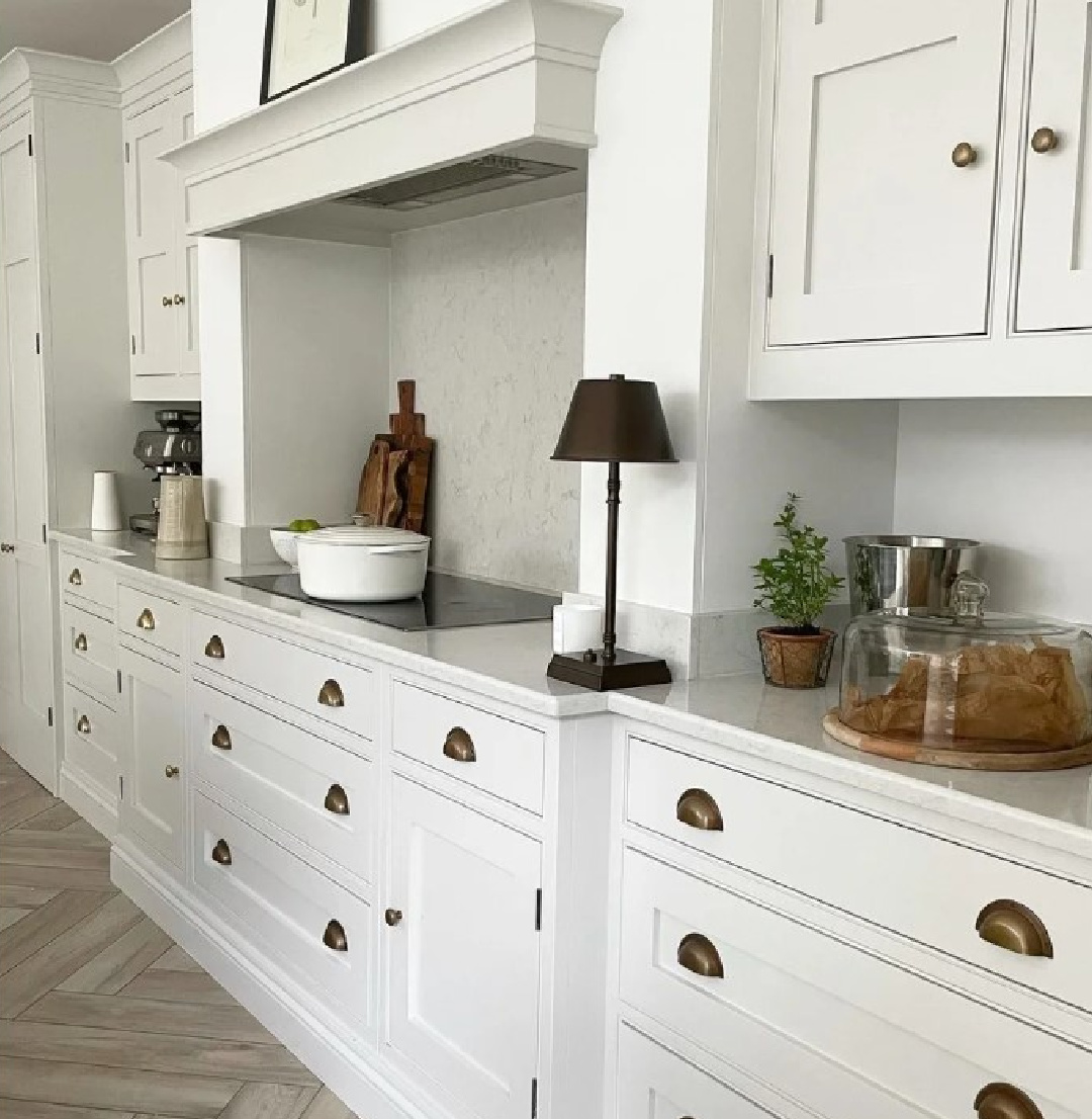 Farrow & Ball Ammonite on kitchen cabinets - @insidenumbersixteen. #farrowandballammonite