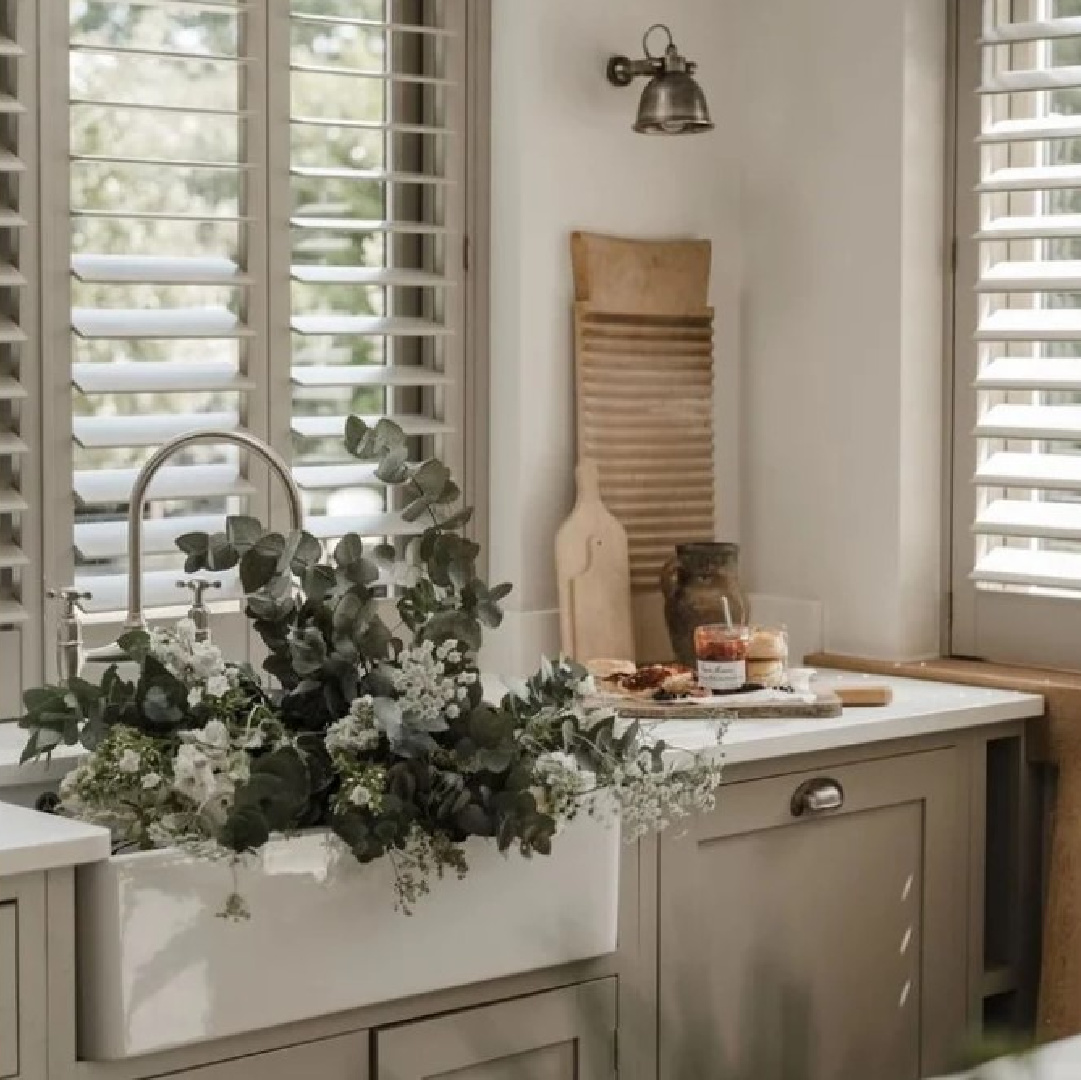 Farrow and Ball Hardwick White on kitchen cabinets - @joeykendallbrown. #farrowandballhardwickwhite #hardwickwhite