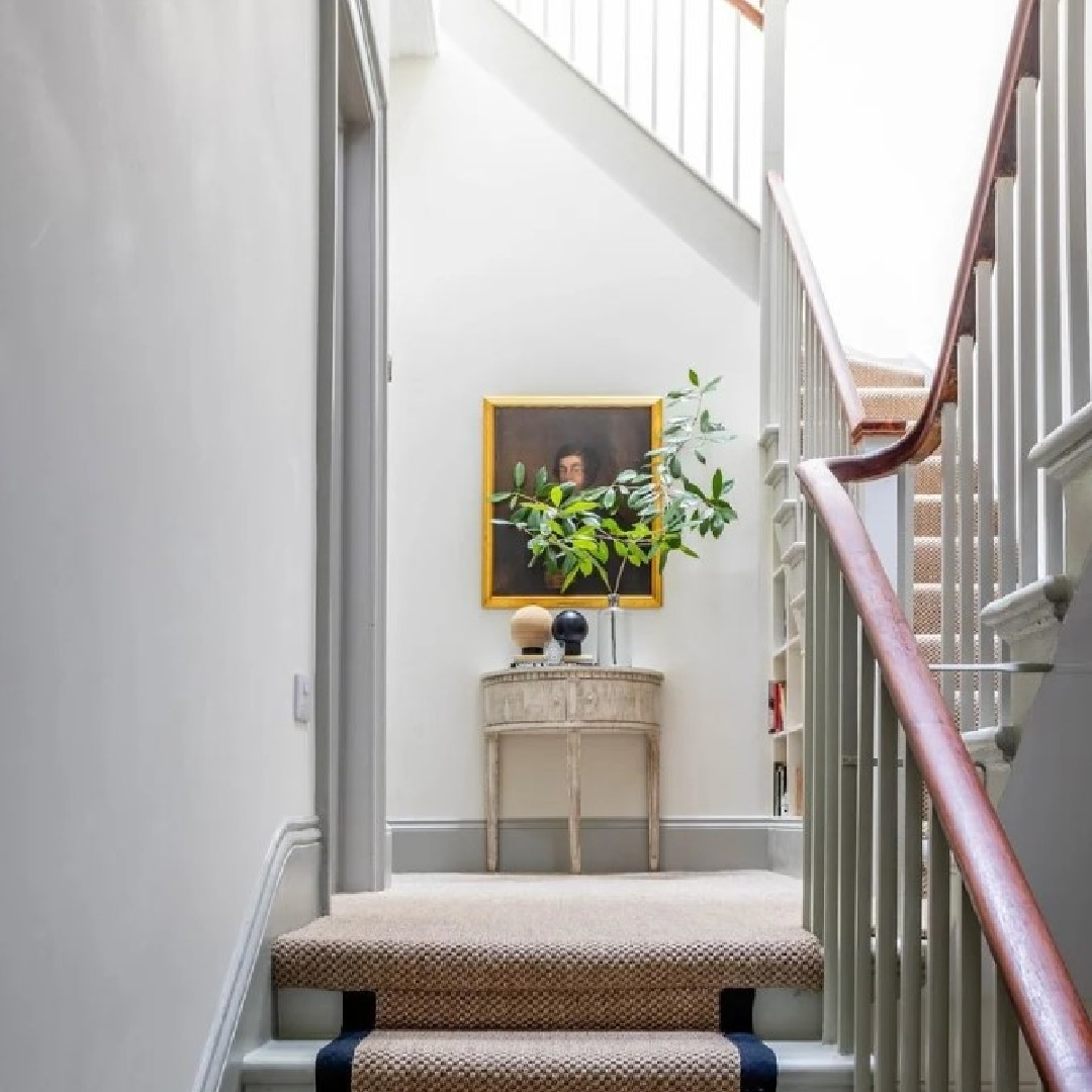 Farrow and Ball Hardwick White on trim in stairway with walls Schoolhouse White - @seansymington. #farrowandballhardwickwhite #hardwickwhite #schoolhousewhite