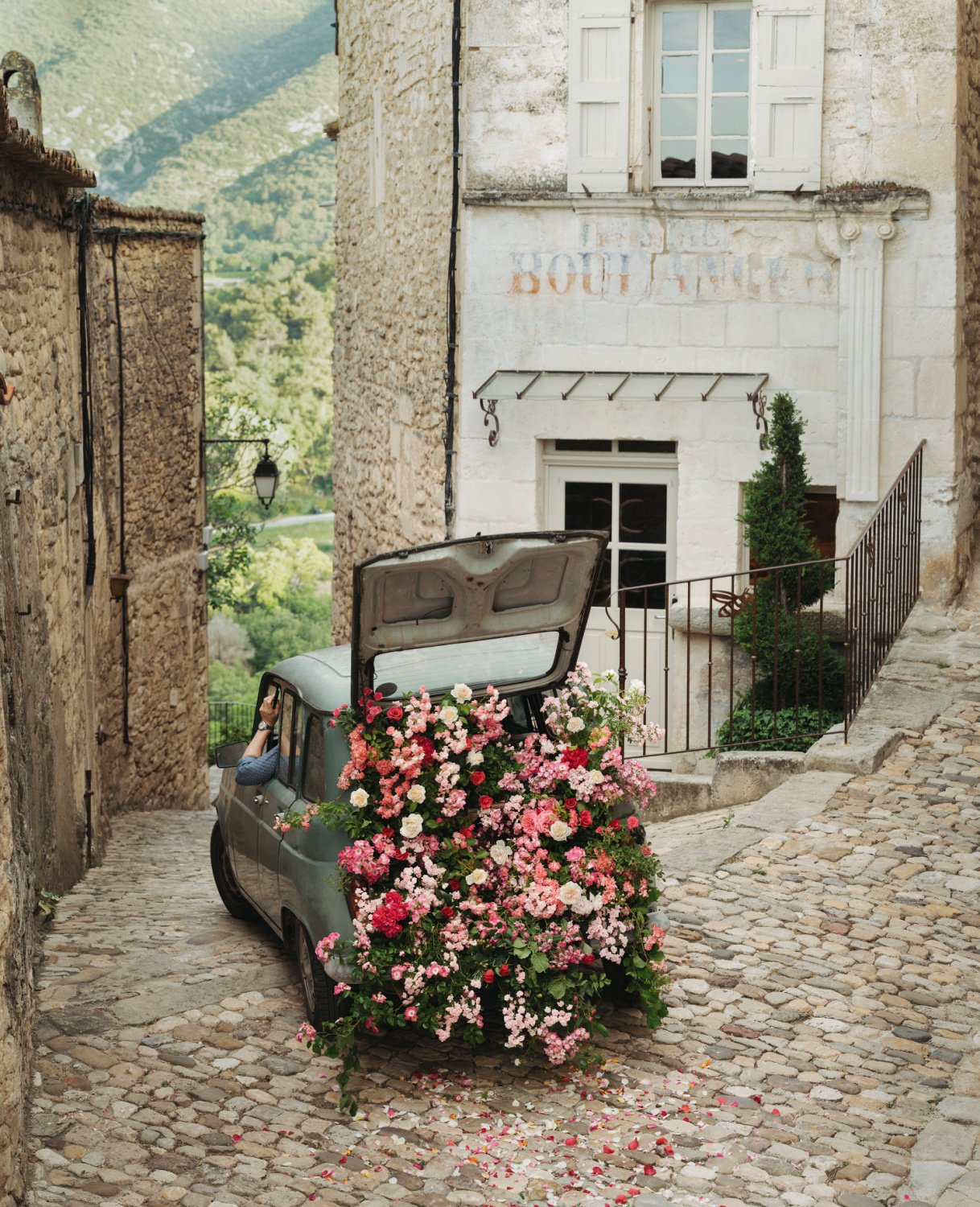 A romantic glimpse from Provence in THE FLOWERS OF PROVENCE by Jamie Beck. #provencestyle #flowersofprovence #jamiebeck