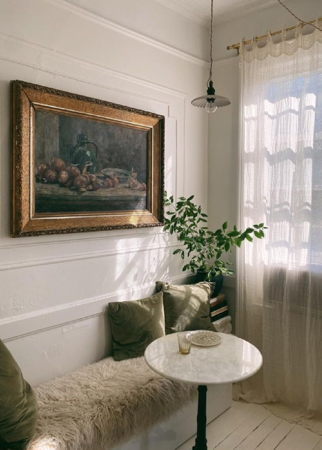 Beautiful Brooklyn apartment breakfast nook with banquette - @hummusbirrd. #newyorkapartment #breakfastnook #banquettes