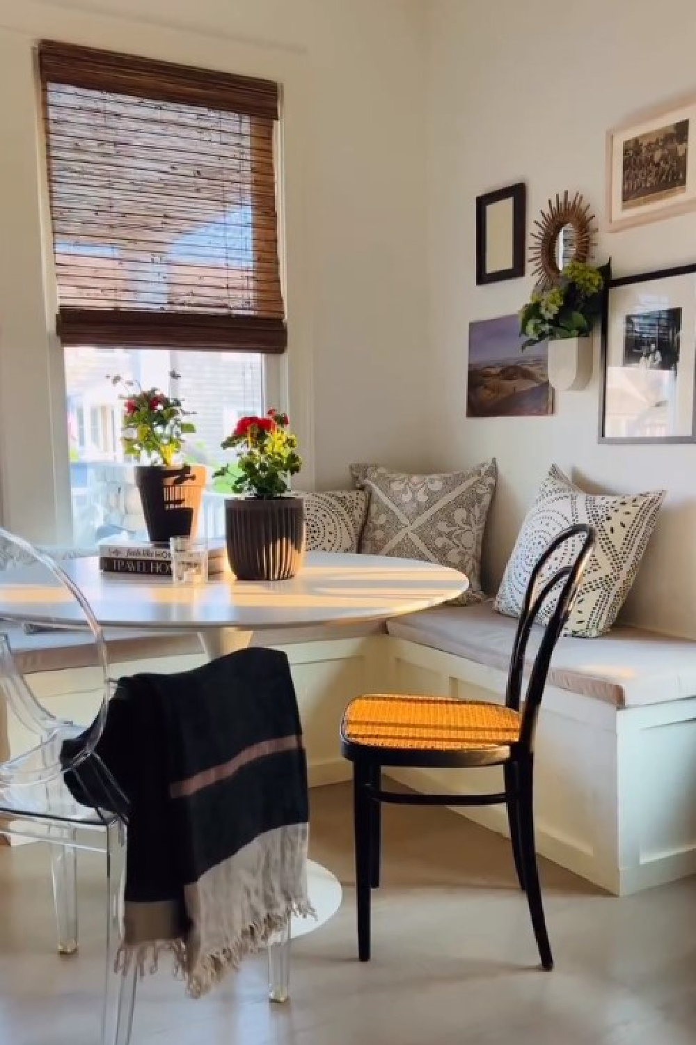 Charming breakfast nook with banquette, tulip dining table, ghost chair, and gallery wall - @most_lovely_things. #breakfastnook