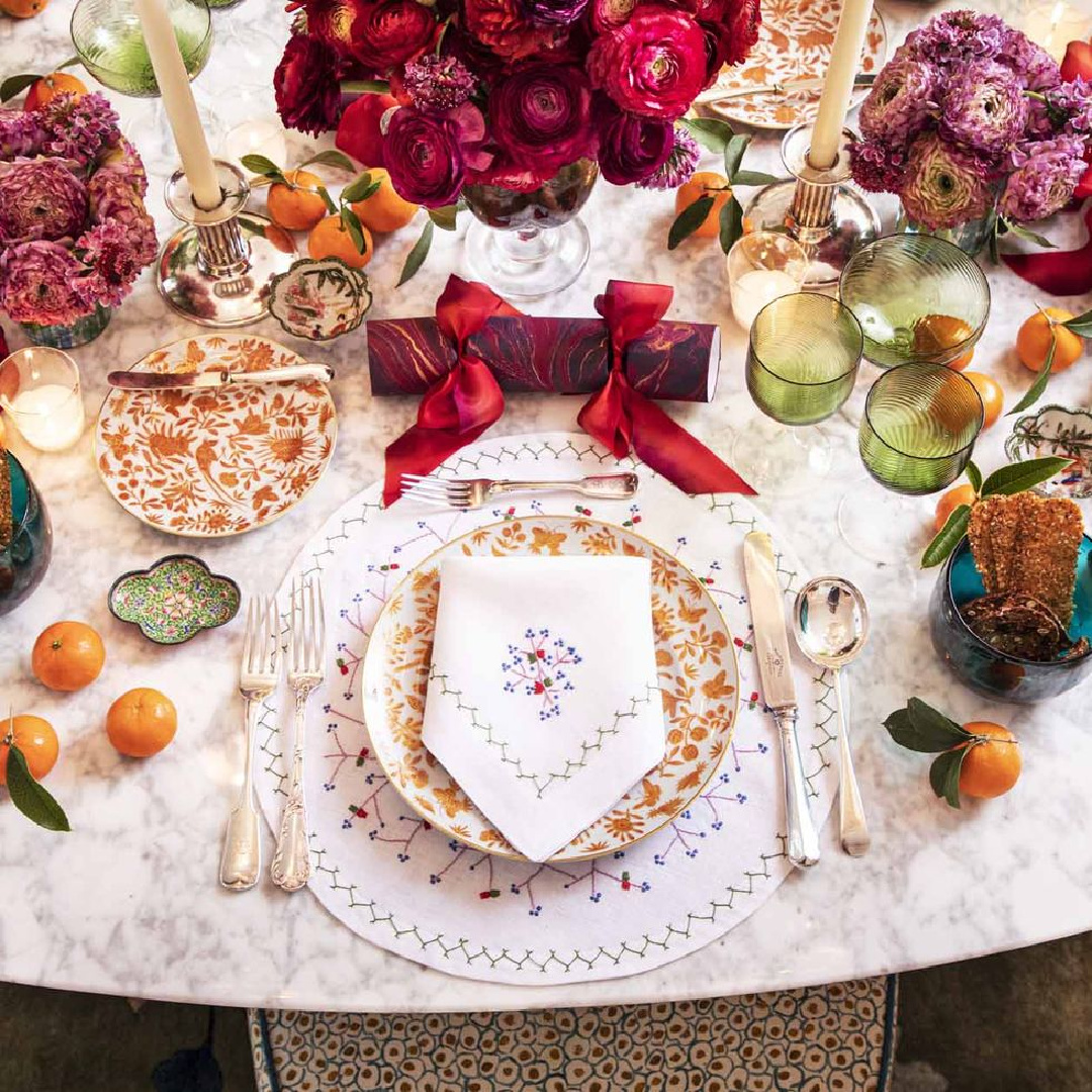 Rebecca Gardner tablescape in Veranda (Chia Chong). #holidaytablescape