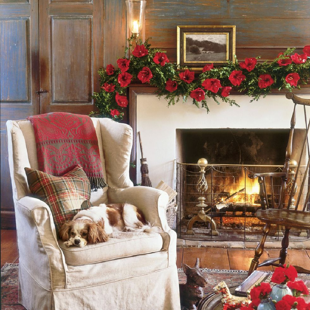 Renny Reynolds designed holiday room with garland on fireplace in Veranda (Thibault Jeanson). #holidaydecor