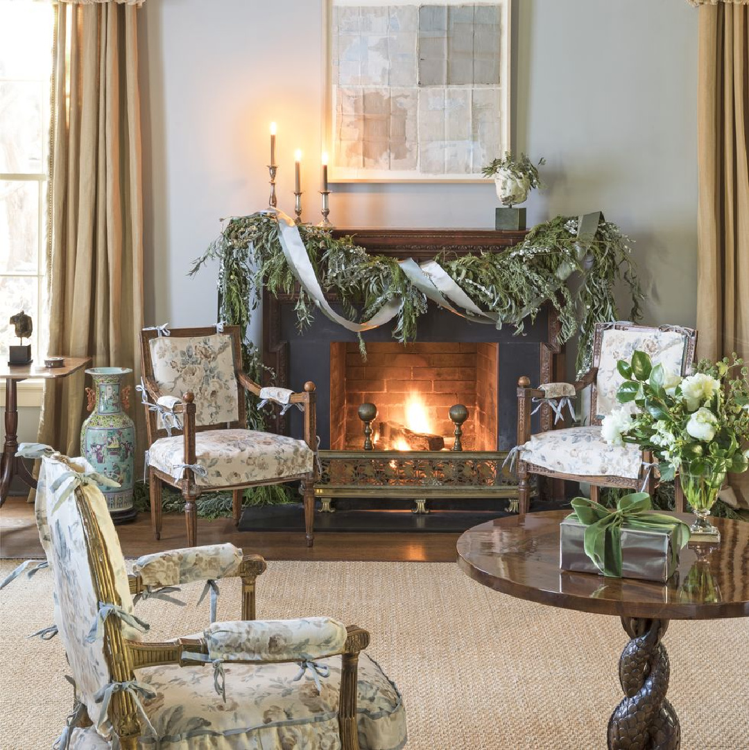 Suzanne Rheinstein designed Christmas interior in Veranda (Lisa Romerein). #holidaydecor #hoildayfireplace