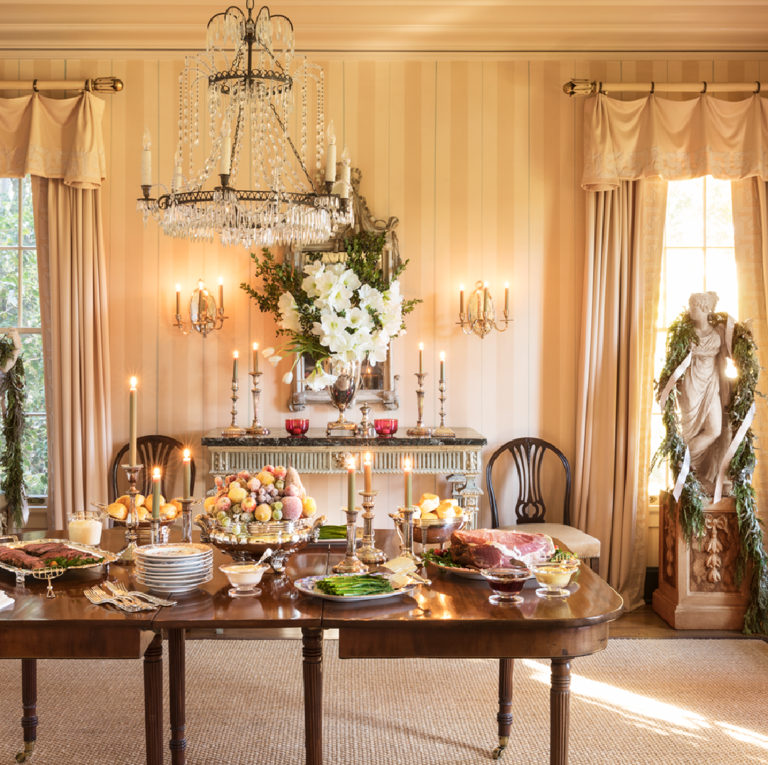 Suzanne Rheinstein designed Christmas dining room in Veranda (Lisa Romerein). #holidaydecor