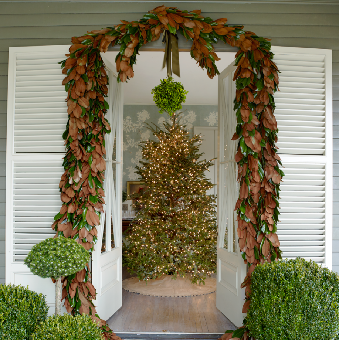 Tammy Connor holiday decor with Christmas garland made with magnolia and boxwood in Veranda (Francesco Lagnese). #christmasgarland