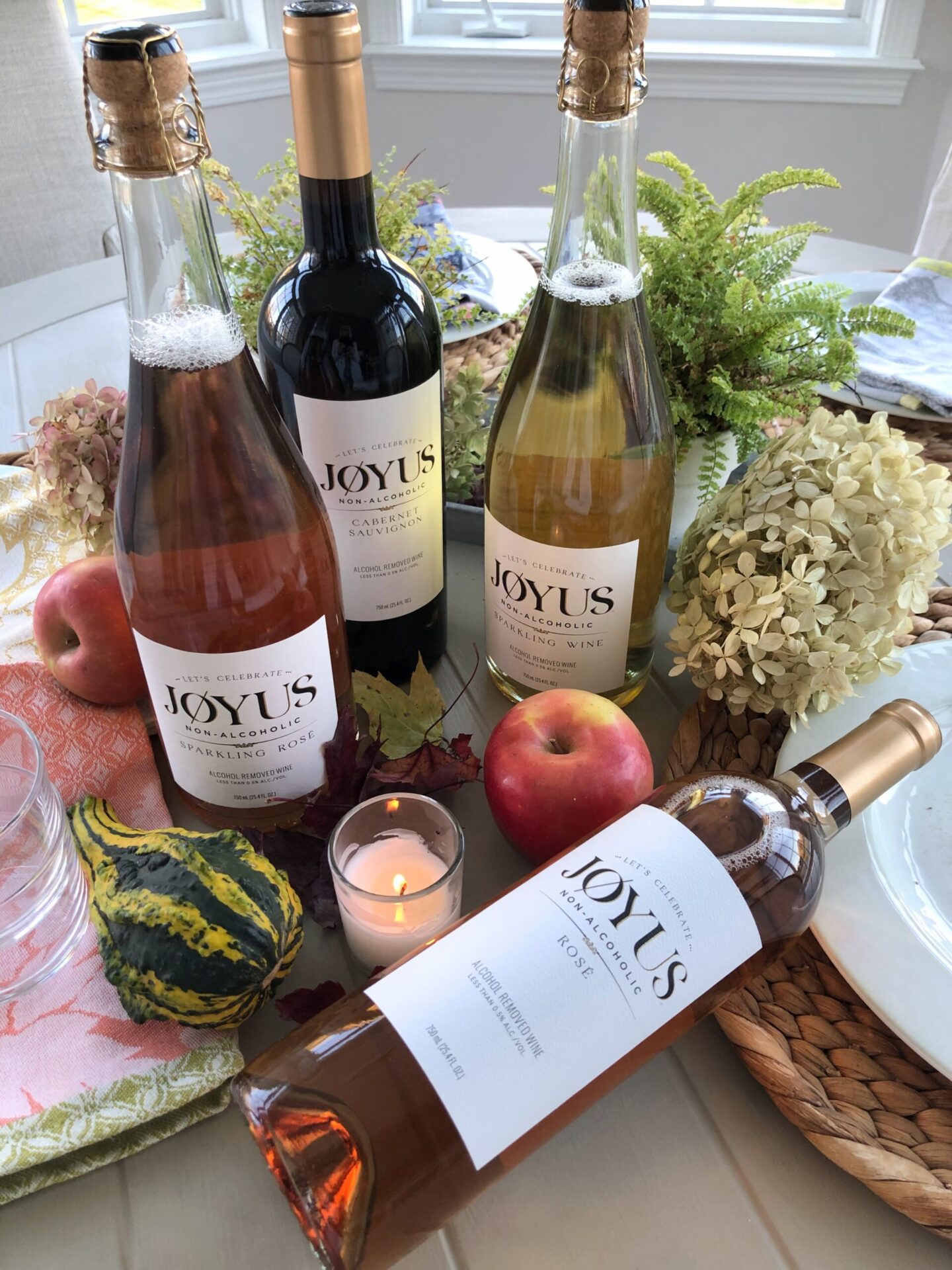 Jøyus Non-Alcoholic Quartet Pack makes an instant FALL party with no headaches! Hello Lovely Studio. #joyus #nonalcoholicwine #drinkjoyus