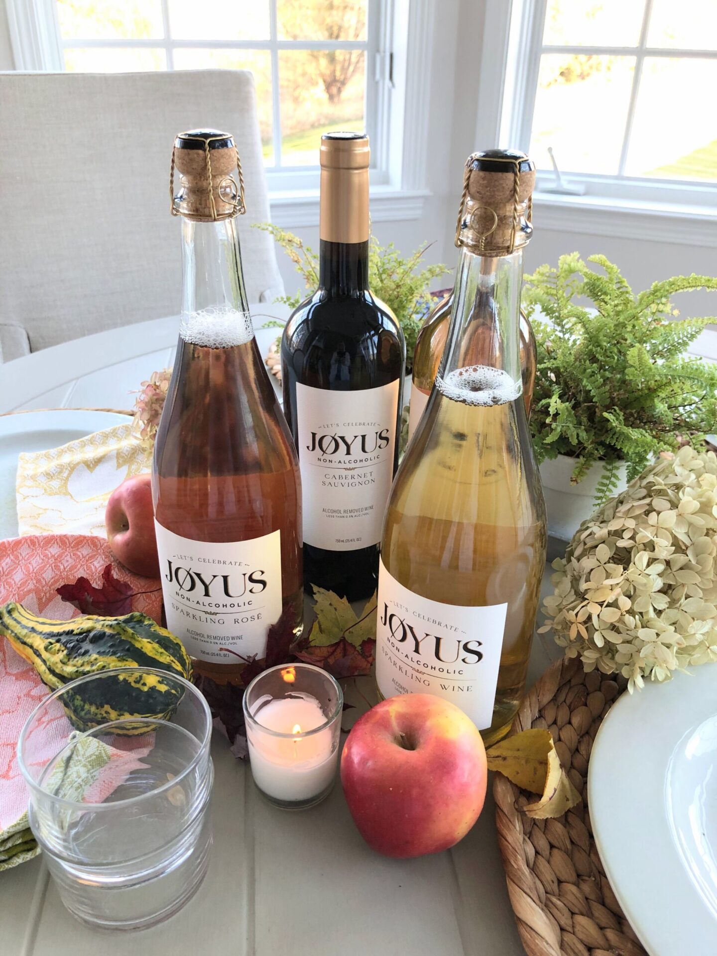 Jøyus Non-Alcoholic Quartet Pack makes an instant FALL party with no headaches! Hello Lovely Studio. #joyus #nonalcoholicwine #drinkjoyus
