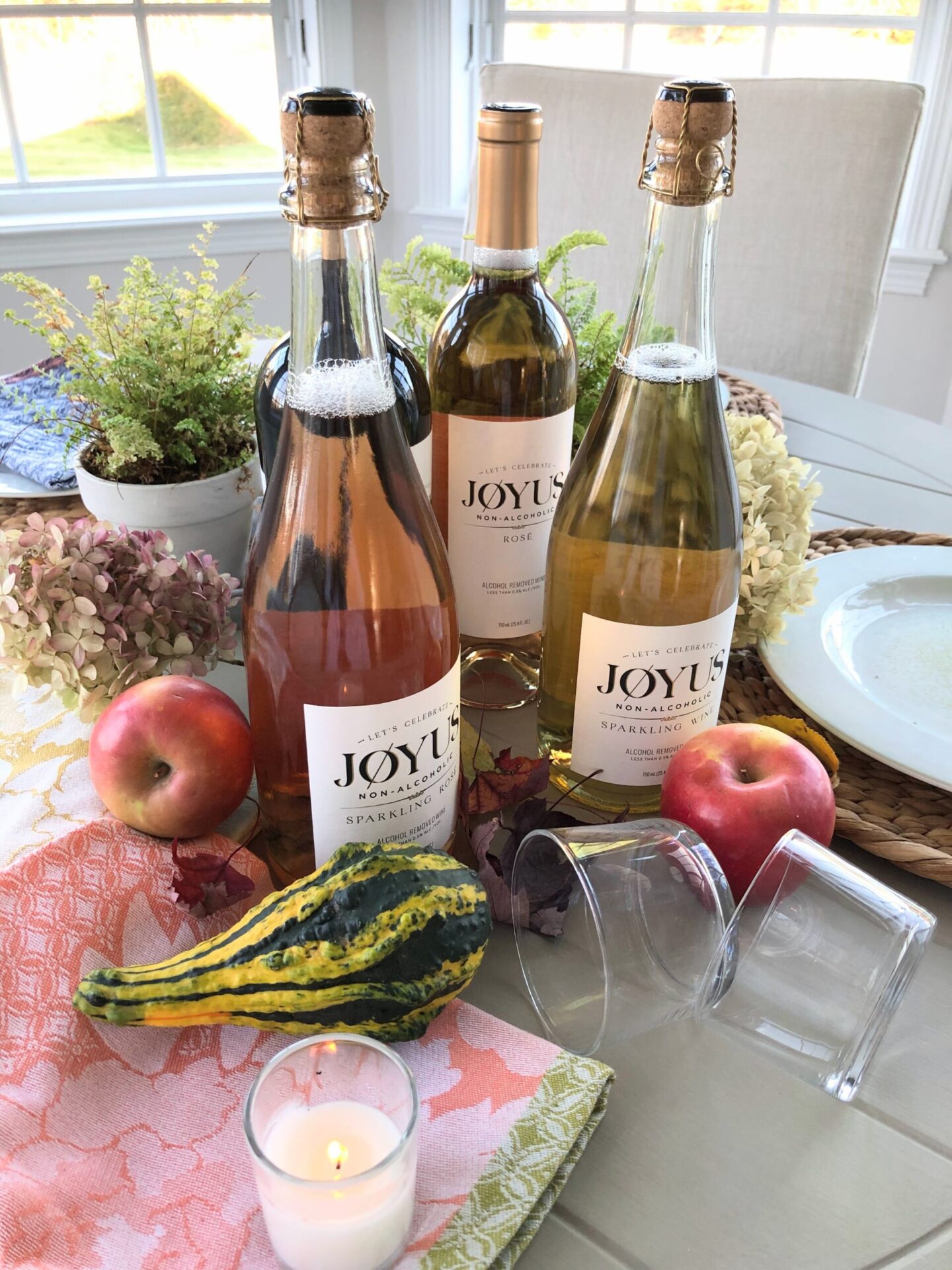 Jøyus Non-Alcoholic Quartet Pack makes an instant FALL party with no headaches! Hello Lovely Studio. #joyus #nonalcoholicwine #drinkjoyus