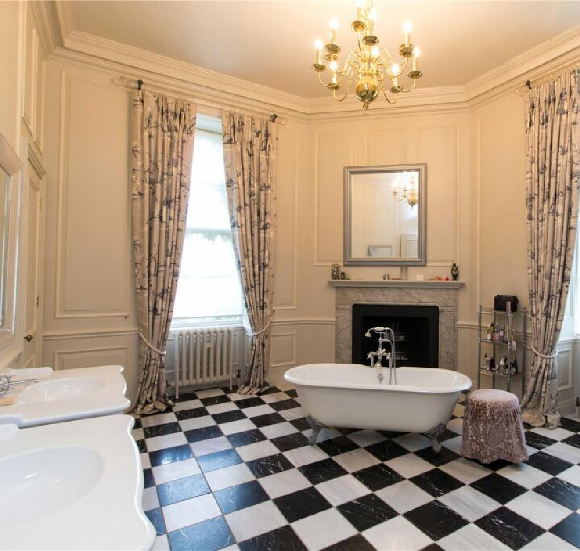 Checkered floors in a bath at Barn Hill House (historic Georgian built in 1698 in Stamford, UK). #georgianarchitecture #historichomes #barnhillhouse