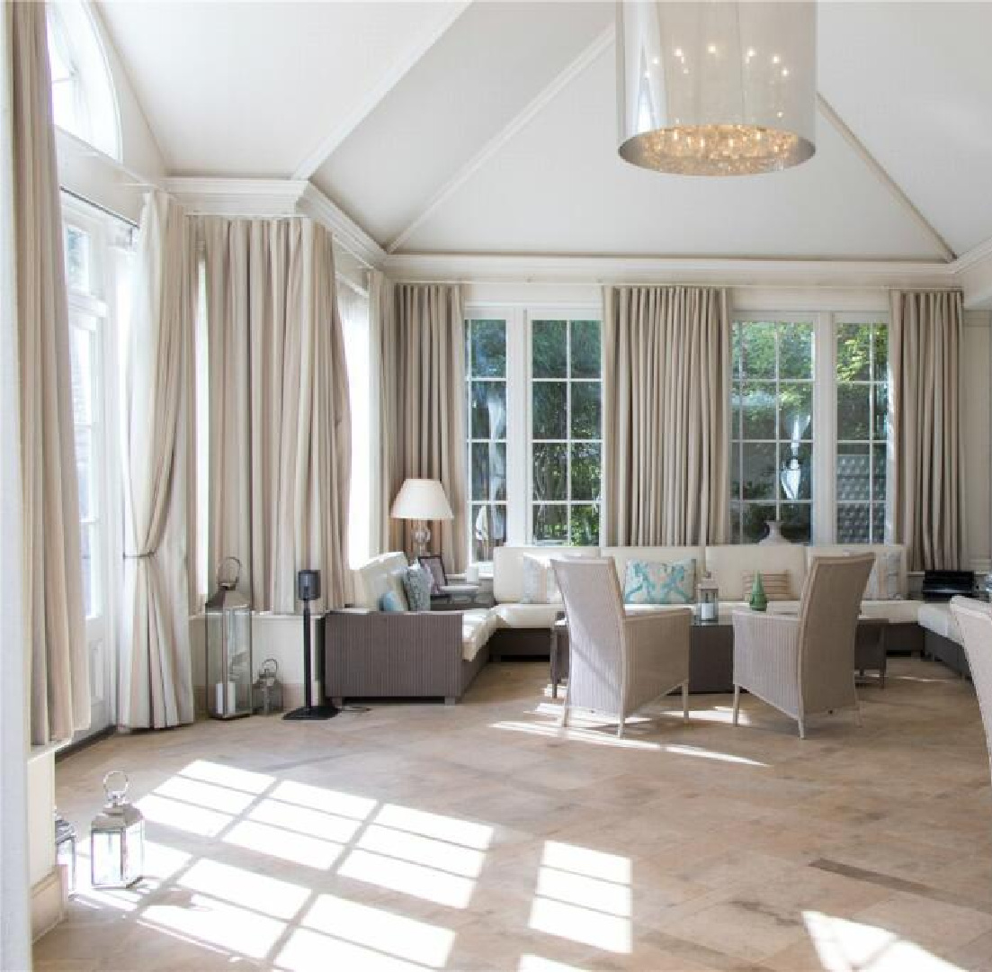 Contemporary living area in Barn Hill House (historic Georgian built in 1698 in Stamford, UK). #georgianarchitecture #historichomes #barnhillhouse