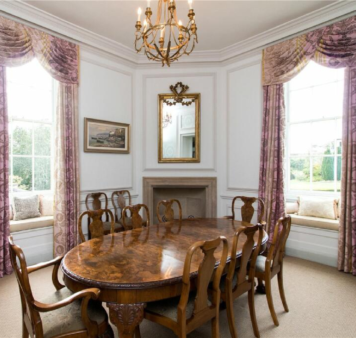 Dining room with cozy window seats in Barn Hill House (historic Georgian built in 1698 in Stamford, UK). #georgianarchitecture #historichomes #barnhillhouse