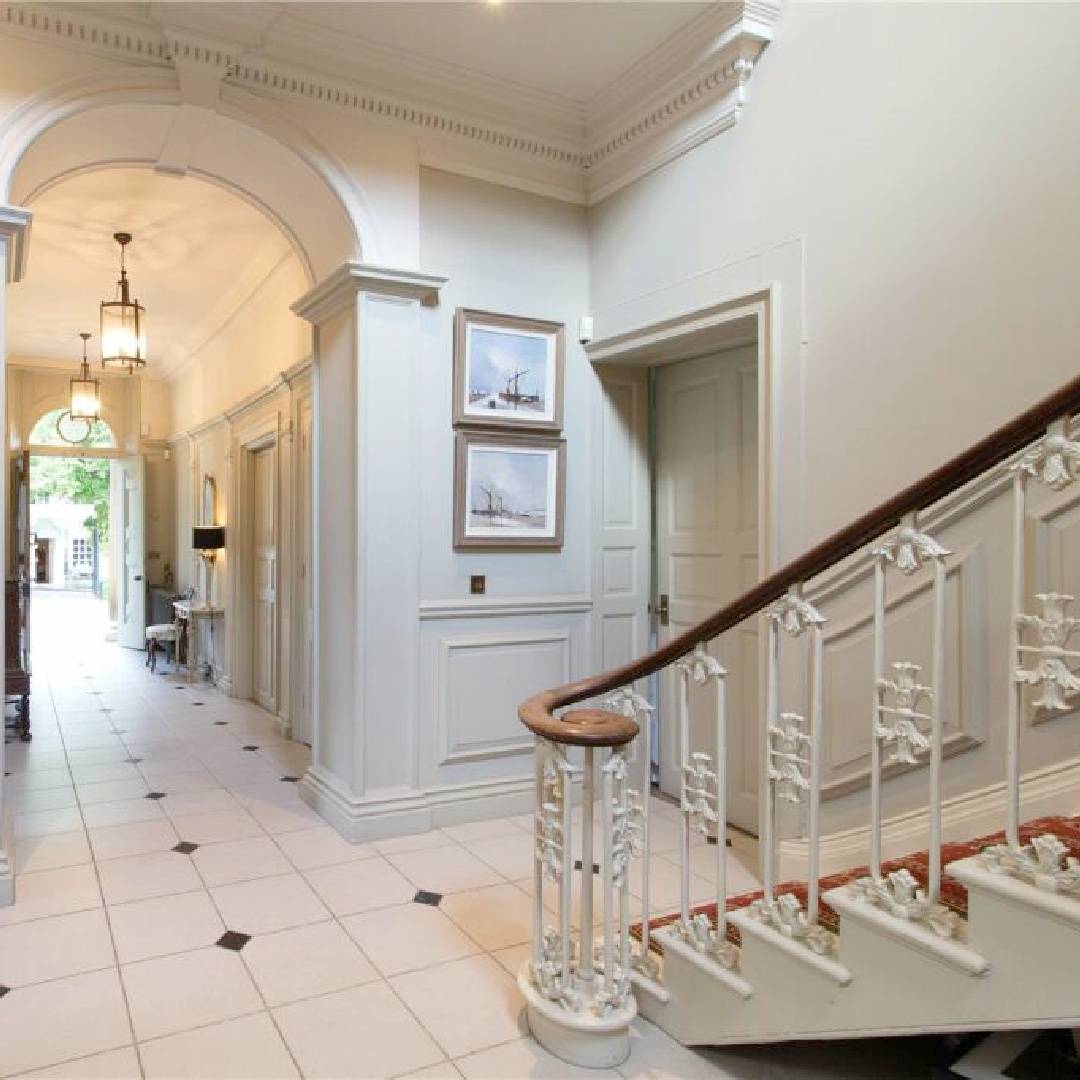 Staircase and grand architecture in entry of Barn Hill House (historic Georgian built in 1698 in Stamford, UK). #georgianarchitecture #historichomes #barnhillhouse