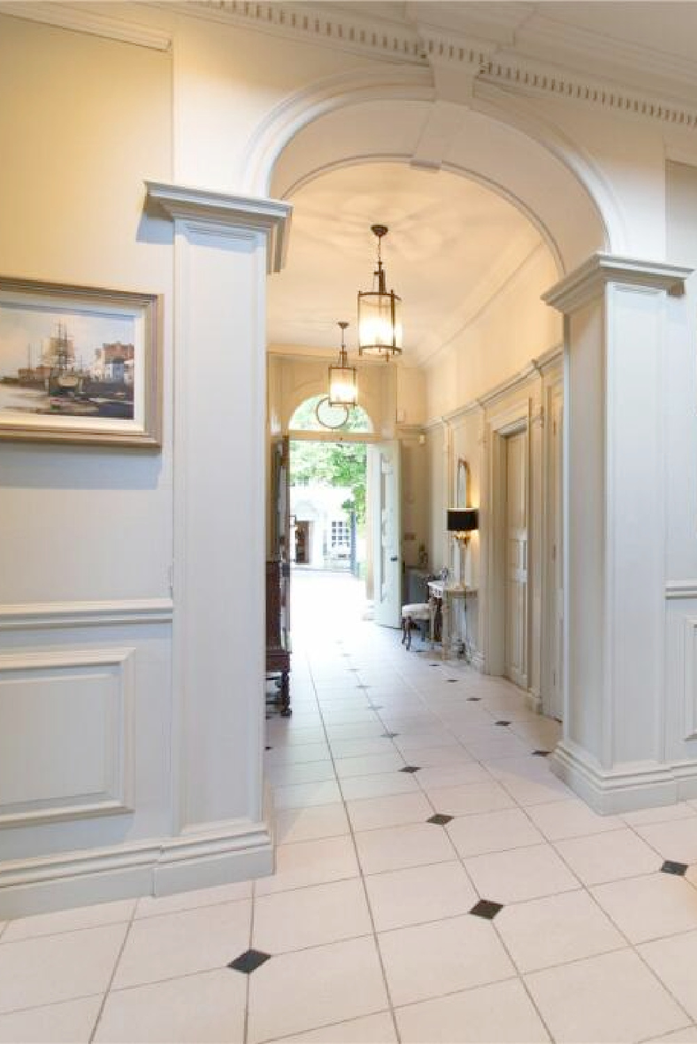 Entry hall with arch in Barn Hill House (historic Georgian built in 1698 in Stamford, UK). #georgianarchitecture #historichomes #barnhillhouse