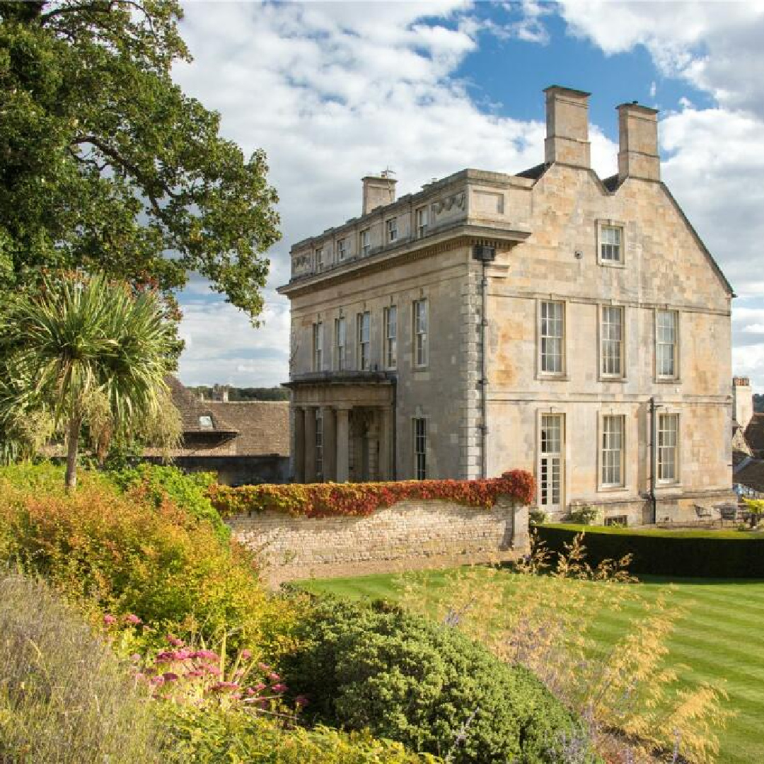 Ashlar stone building and gardens - Barn Hill House (historic Georgian built in 1698 in Stamford, UK). #georgianarchitecture #historichomes #barnhillhouse