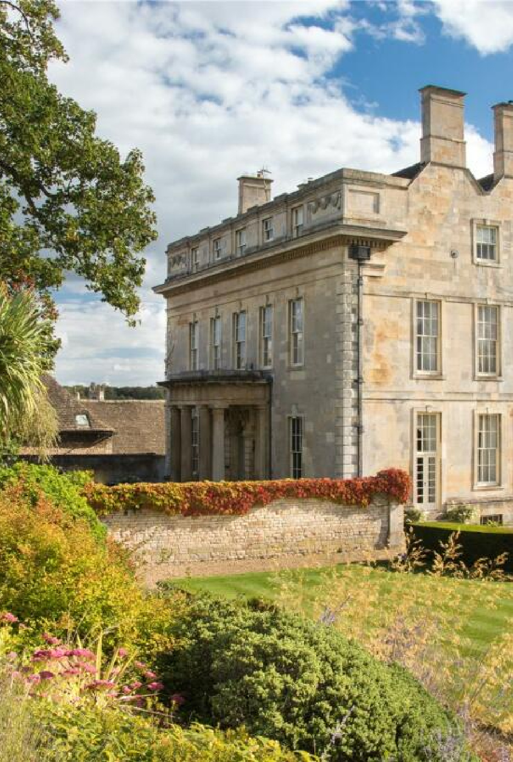 Ashlar stone building and gardens - Barn Hill House (historic Georgian built in 1698 in Stamford, UK). #georgianarchitecture #historichomes #barnhillhouse