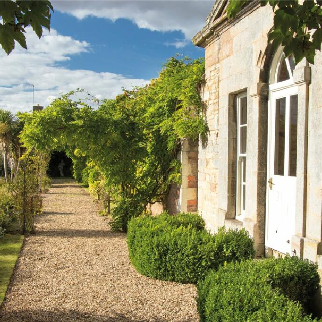 Ashlar stone building and gardens - Barn Hill House (historic Georgian built in 1698 in Stamford, UK). #georgianarchitecture #historichomes #barnhillhouse