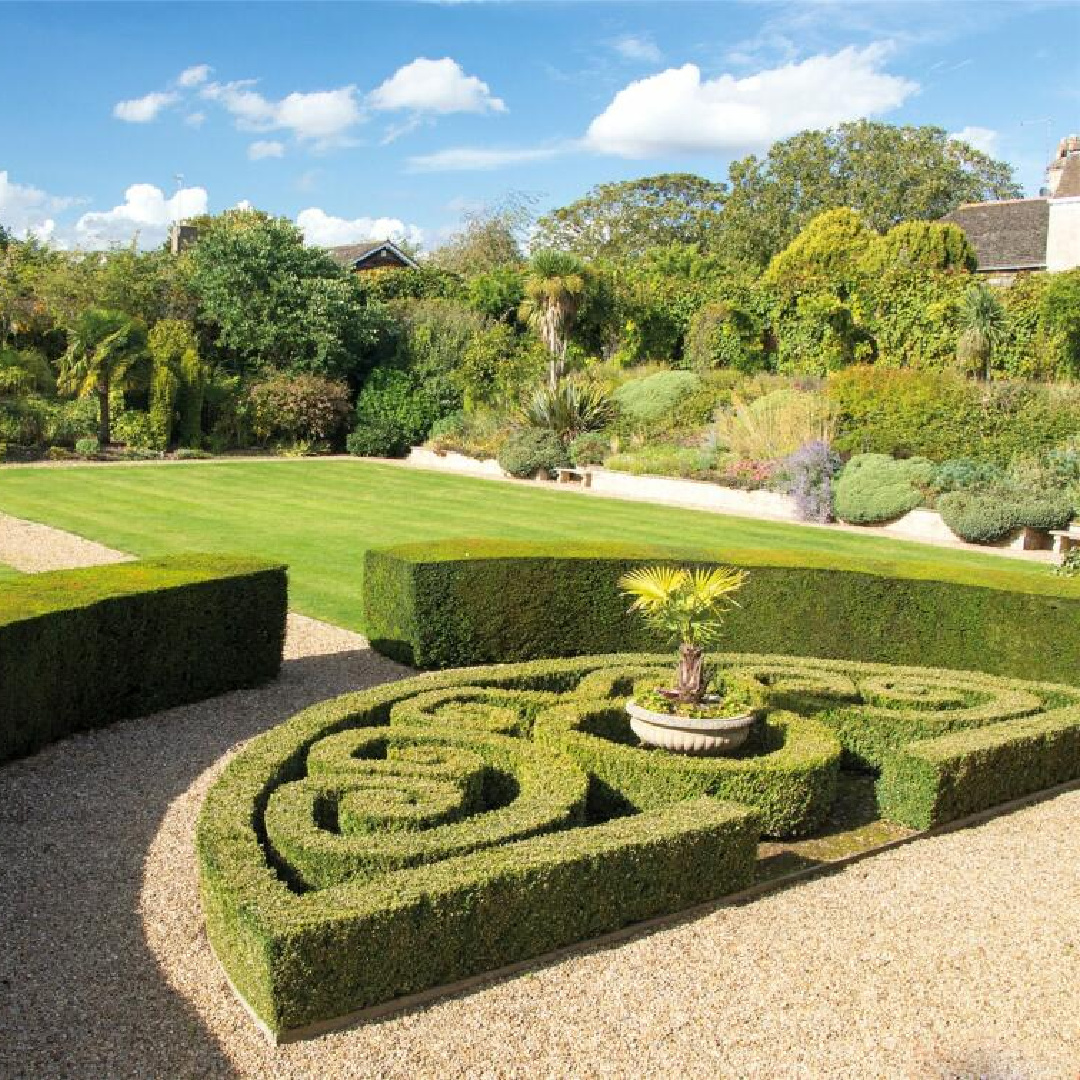 Manicured gardens - Barn Hill House (historic Georgian built in 1698 in Stamford, UK). #georgianarchitecture #historichomes #barnhillhouse