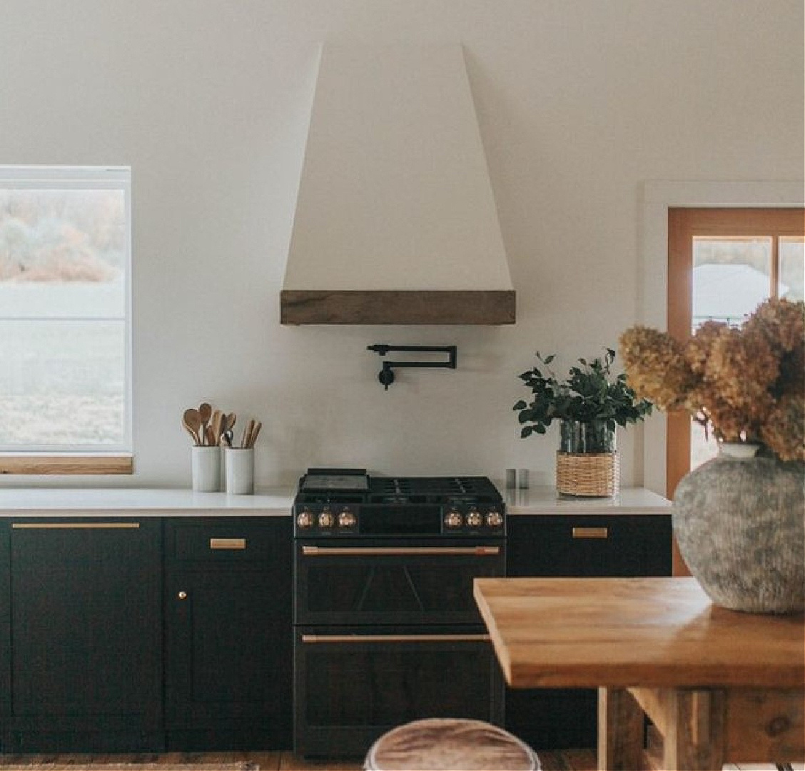 Benjamin Moore Simply White on walls in kitchen with black cabinets - @sarahroseinch. #bmsimplywhite #simplywhitebenjaminmoore